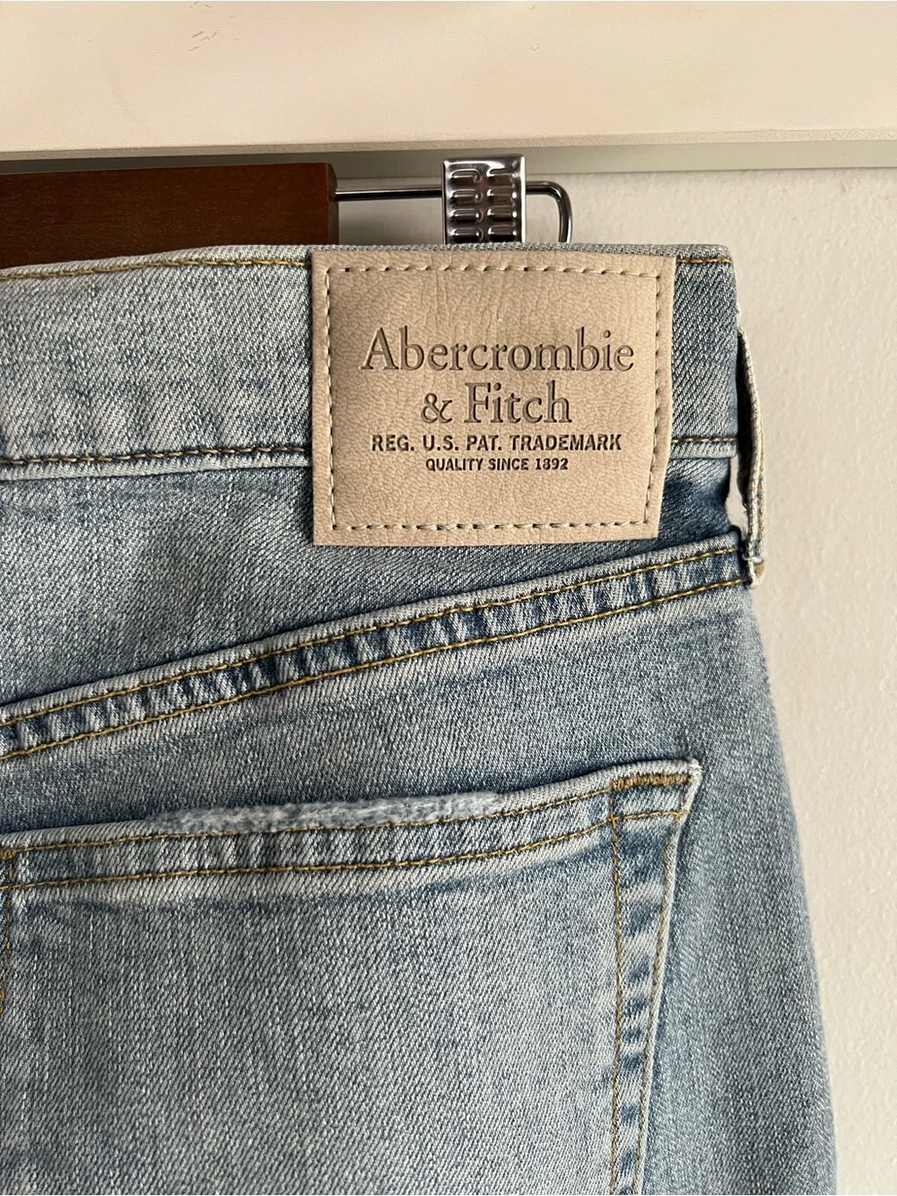 NWT Abercrombie & Fitch Slim Taper Jeans 31x30 Light Wash Distressed Stretch
